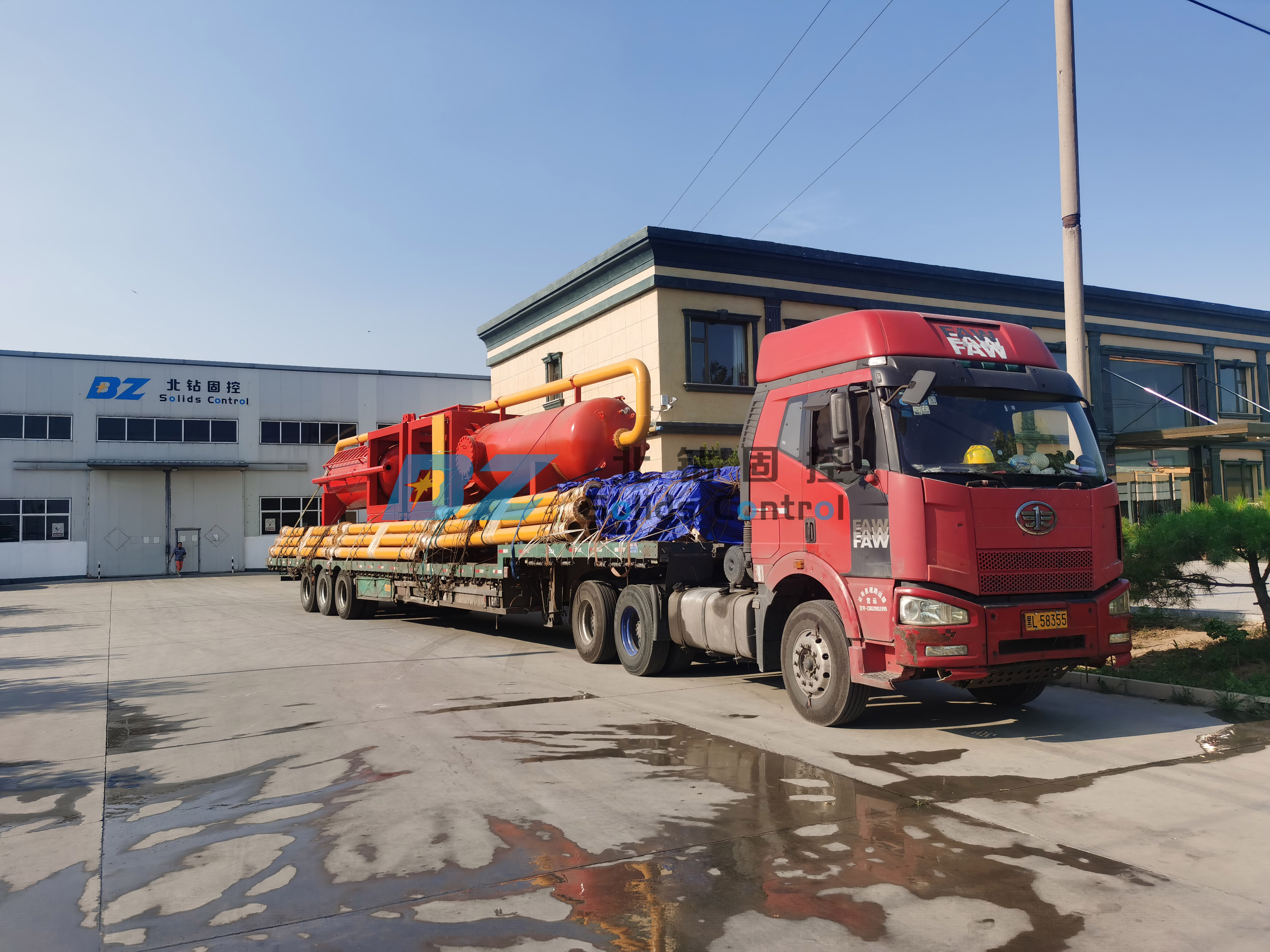 三套液氣分離器和電子點(diǎn)火裝置發(fā)往中石油某鉆井現(xiàn)場